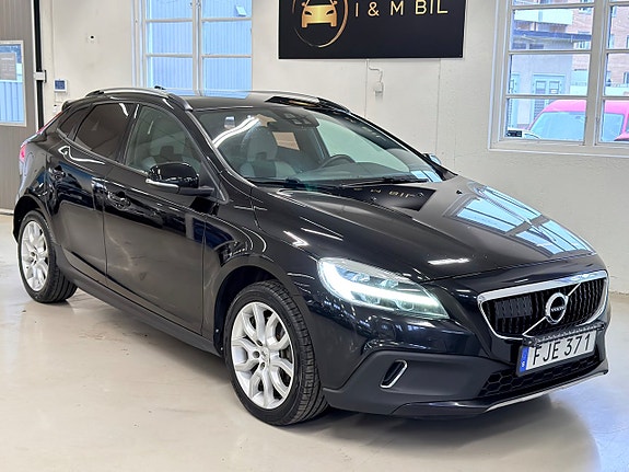 Volvo V40 Cross Country 2 of 5