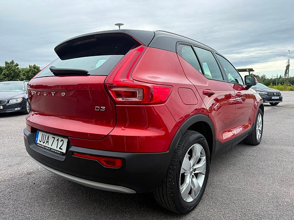 Volvo XC40 4 of 5