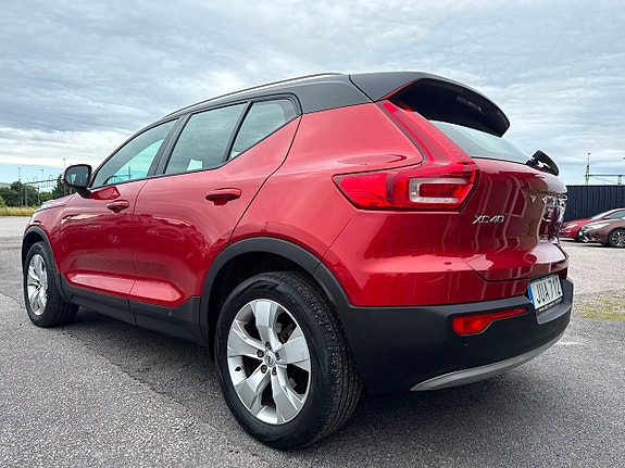 Volvo XC40 2 of 5