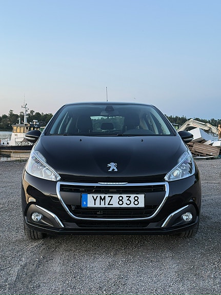 Peugeot 208 3 of 5