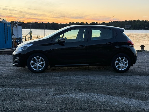 Peugeot 208 2 of 5