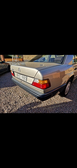 Mercedes-Benz 200 2 of 21