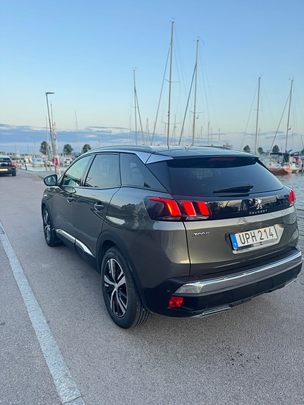Peugeot 3008 2 of 5