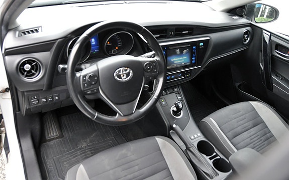 Toyota Auris 7 of 11