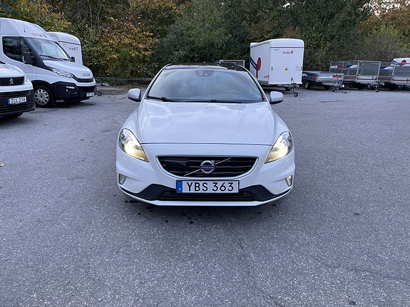 Volvo V40 2 of 5