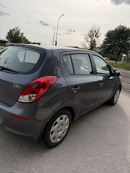 Hyundai i20 2 of 7
