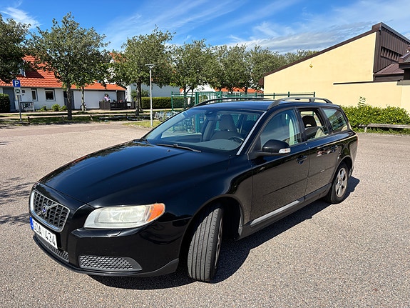 Volvo V70 2 of 5