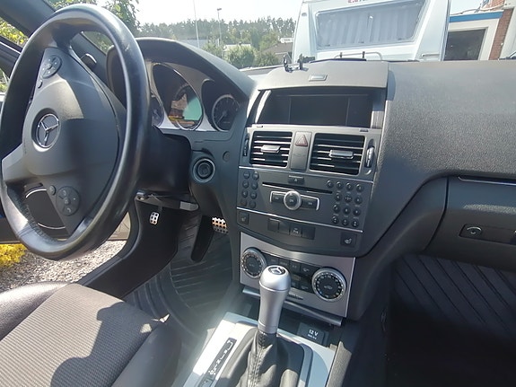 Mercedes-Benz C180 5 of 6