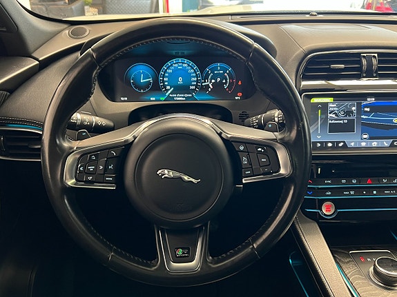 Jaguar F-PACE 17 of 30