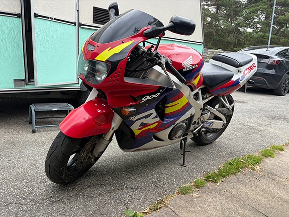 Honda CBR900RR 2 of 6