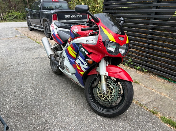 Honda CBR900RR 5 of 6