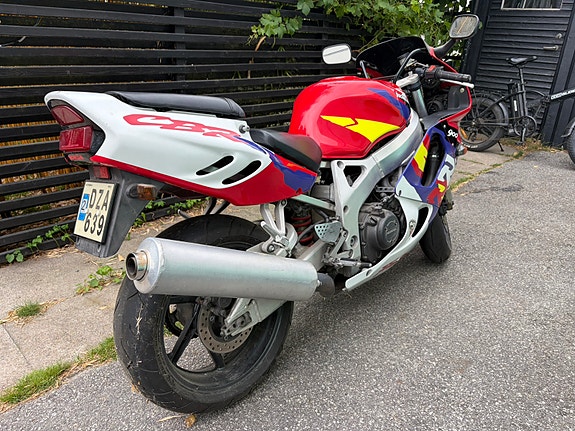 Honda CBR900RR 3 of 6