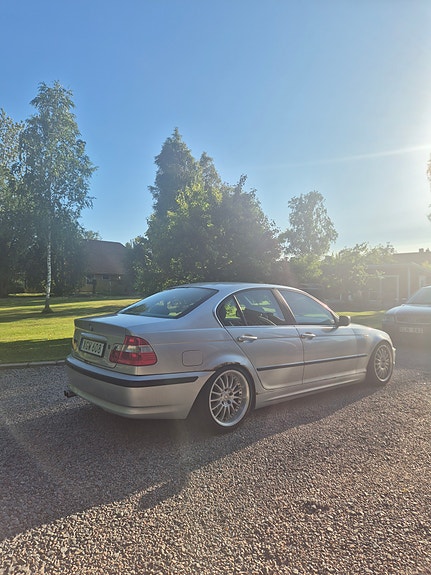 BMW 320i 4 of 5