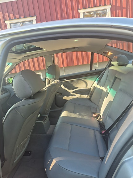 BMW 320i 6 of 6