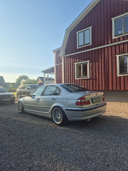 BMW 320i 3 of 5