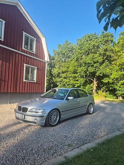 BMW 320i 2 of 5
