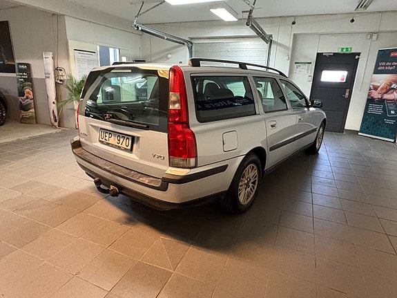 Volvo V70 3 of 16
