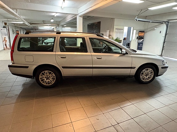 Volvo V70 7 of 16