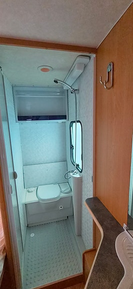 Adria Unica B 462 DP 9 of 11