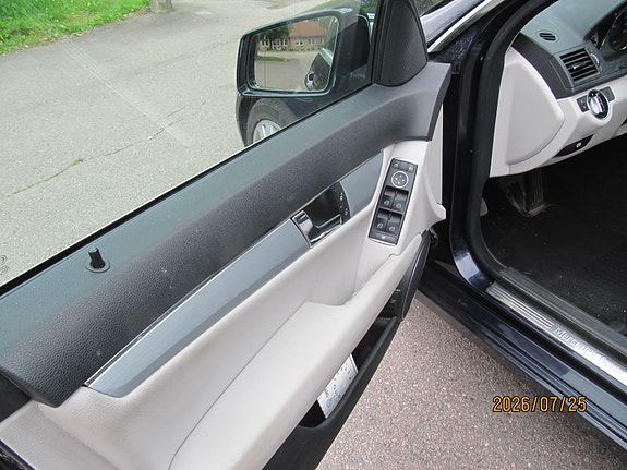 Mercedes-Benz C180 12 of 12