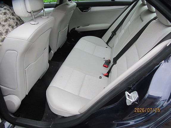 Mercedes-Benz C180 7 of 11