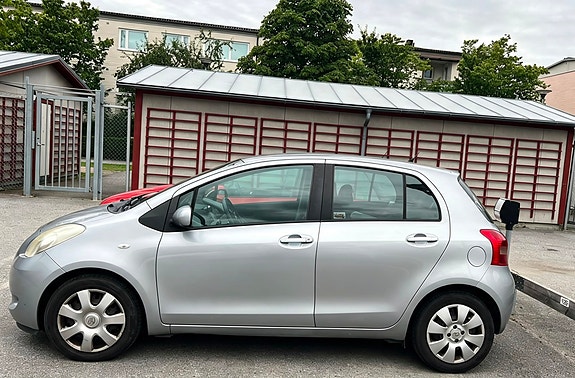 Toyota Yaris 3 of 5