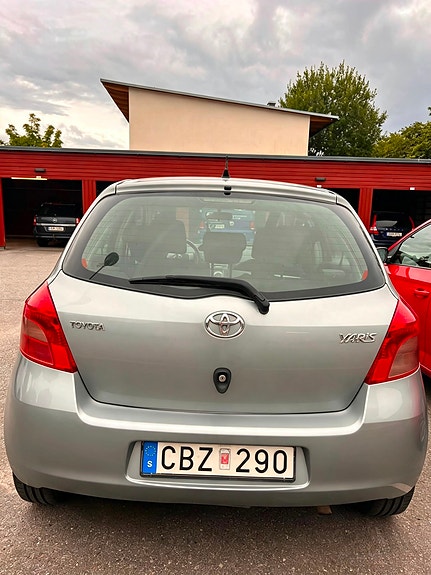 Toyota Yaris 2 of 5