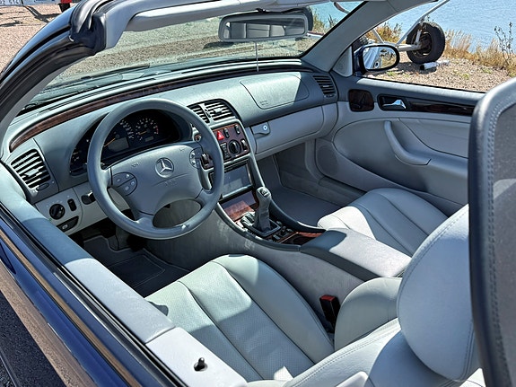 Mercedes-Benz CLK230 14 of 17
