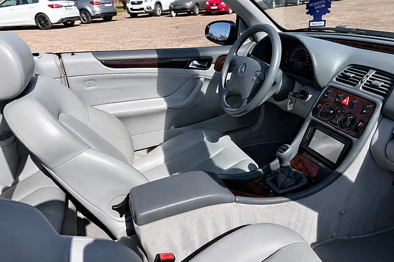 Mercedes-Benz CLK230 15 of 17