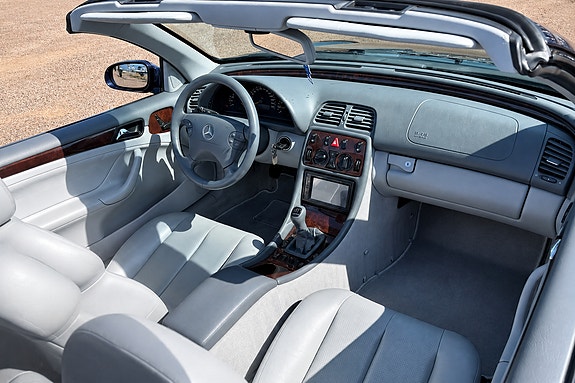 Mercedes-Benz CLK230 7 of 17