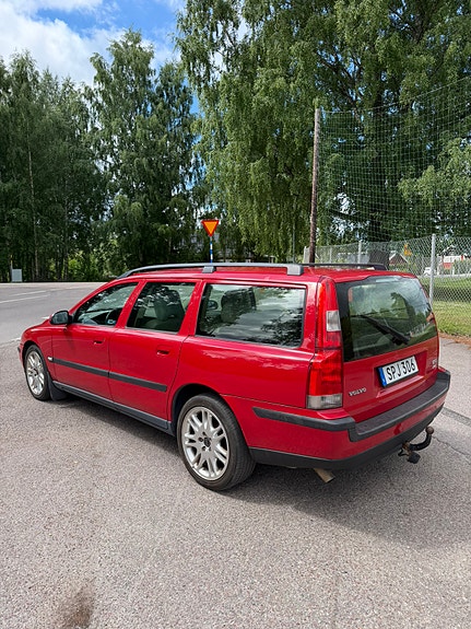 Volvo V70 2 of 5