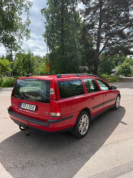 Volvo V70 4 of 5