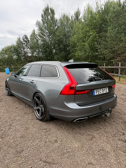 Volvo V90 2 of 5