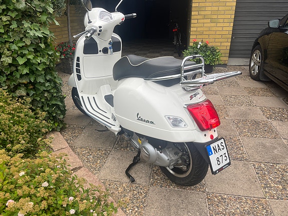 Vespa GTS 300ie 2 of 5