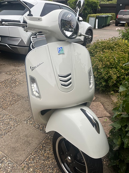 Vespa GTS 300ie 4 of 5