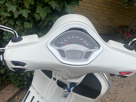 Vespa GTS 300ie 3 of 5
