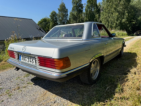 Mercedes-Benz 350 SL 5 of 10