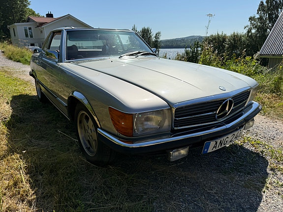Mercedes-Benz 350 SL 2 of 10