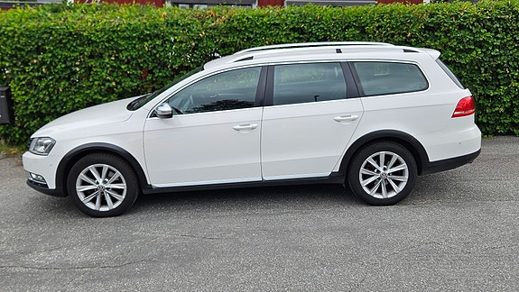 Volkswagen Passat Alltrack 2 of 5