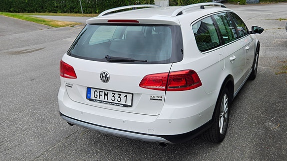 Volkswagen Passat Alltrack 3 of 5