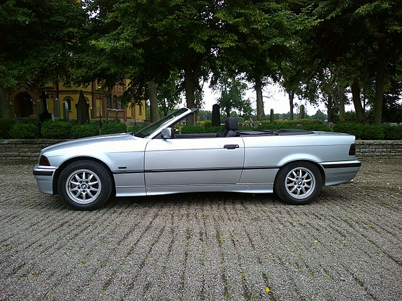 BMW 318i 2 of 5