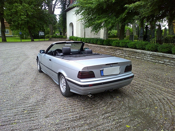 BMW 318i 3 of 5