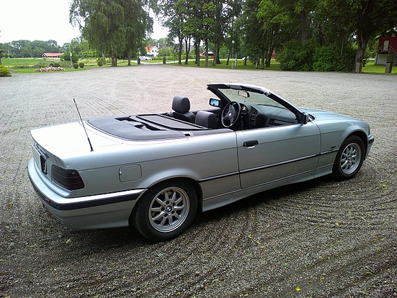 BMW 318i 4 of 5