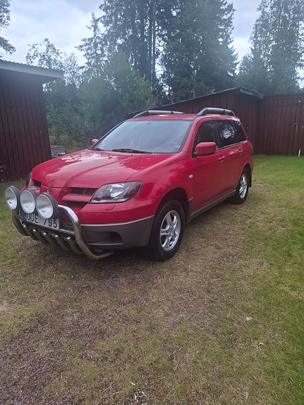 Mitsubishi Outlander 2 of 5