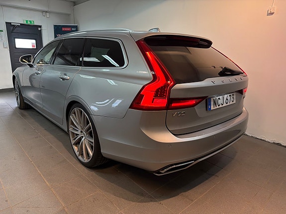 Volvo V90 2 of 5
