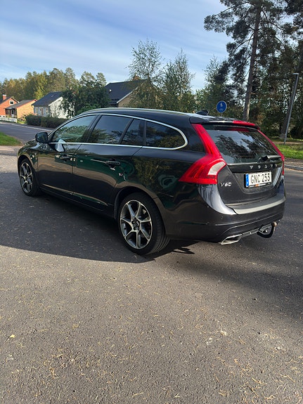 Volvo V60 2 of 4