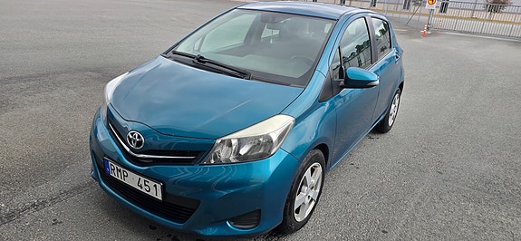 Toyota Yaris 3 of 8