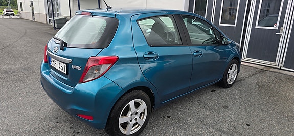 Toyota Yaris 4 of 8
