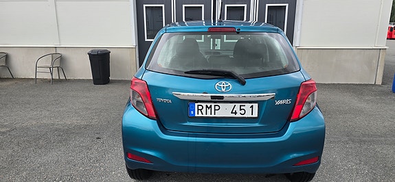 Toyota Yaris 2 of 8
