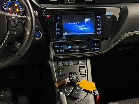 Toyota Auris 8 of 17